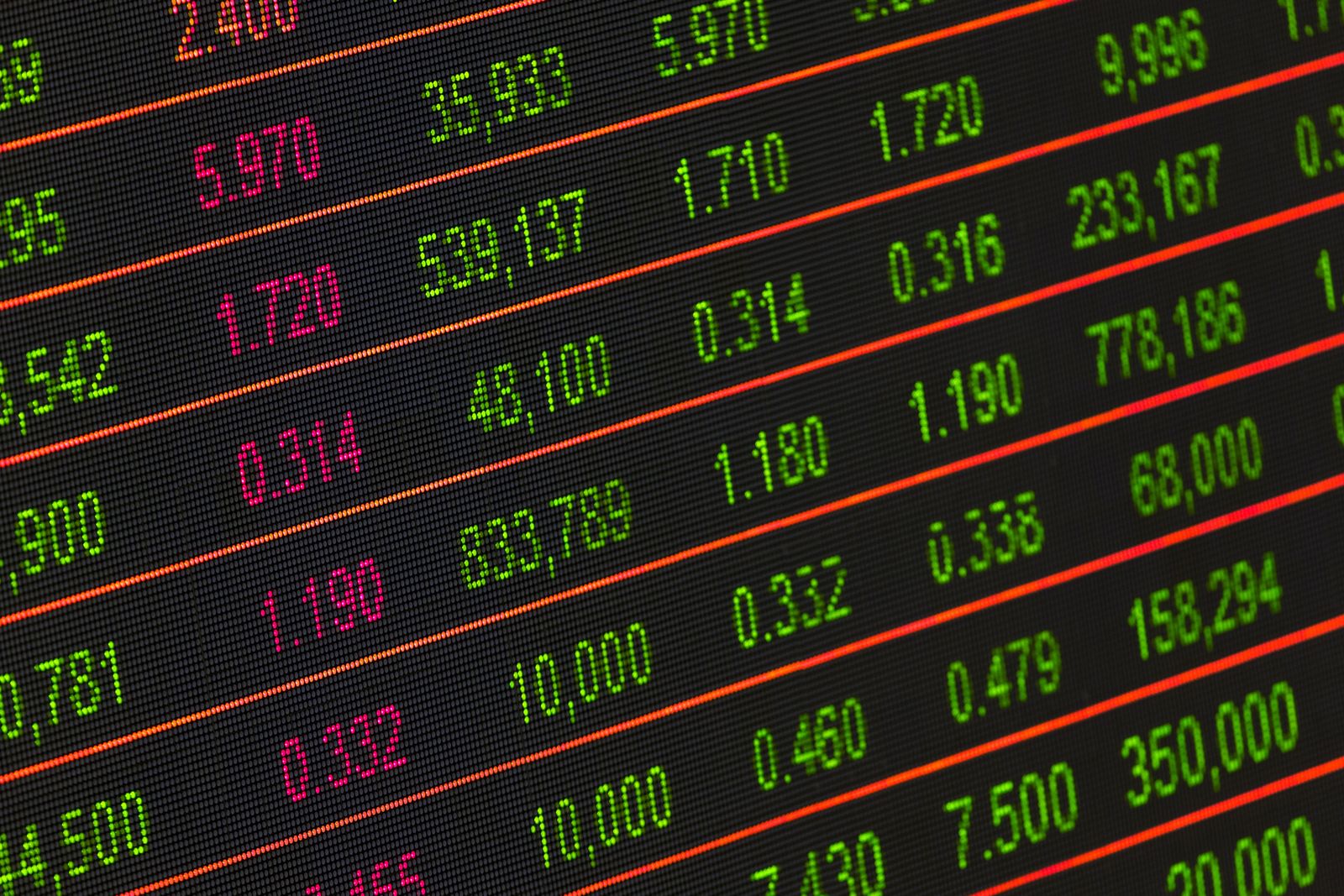Papan harga saham di lantai bursa