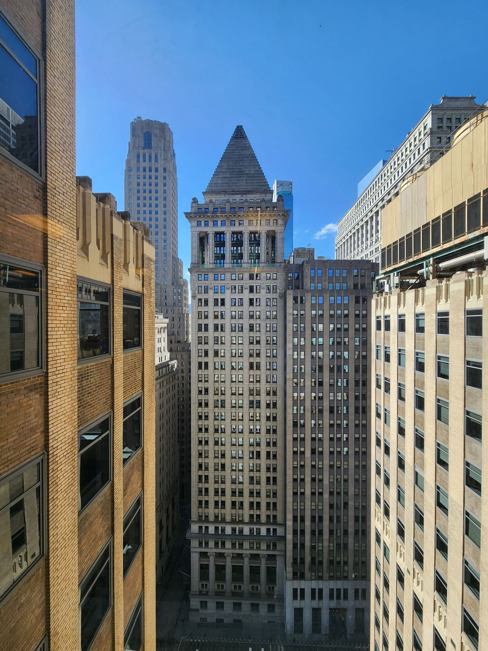 Gedung pencakar langit di distrik keuangan Wall Street