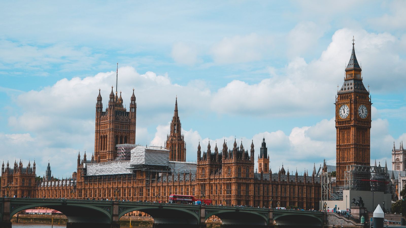 Gedung Palace of Westminster dan menara jam Big Ben di London