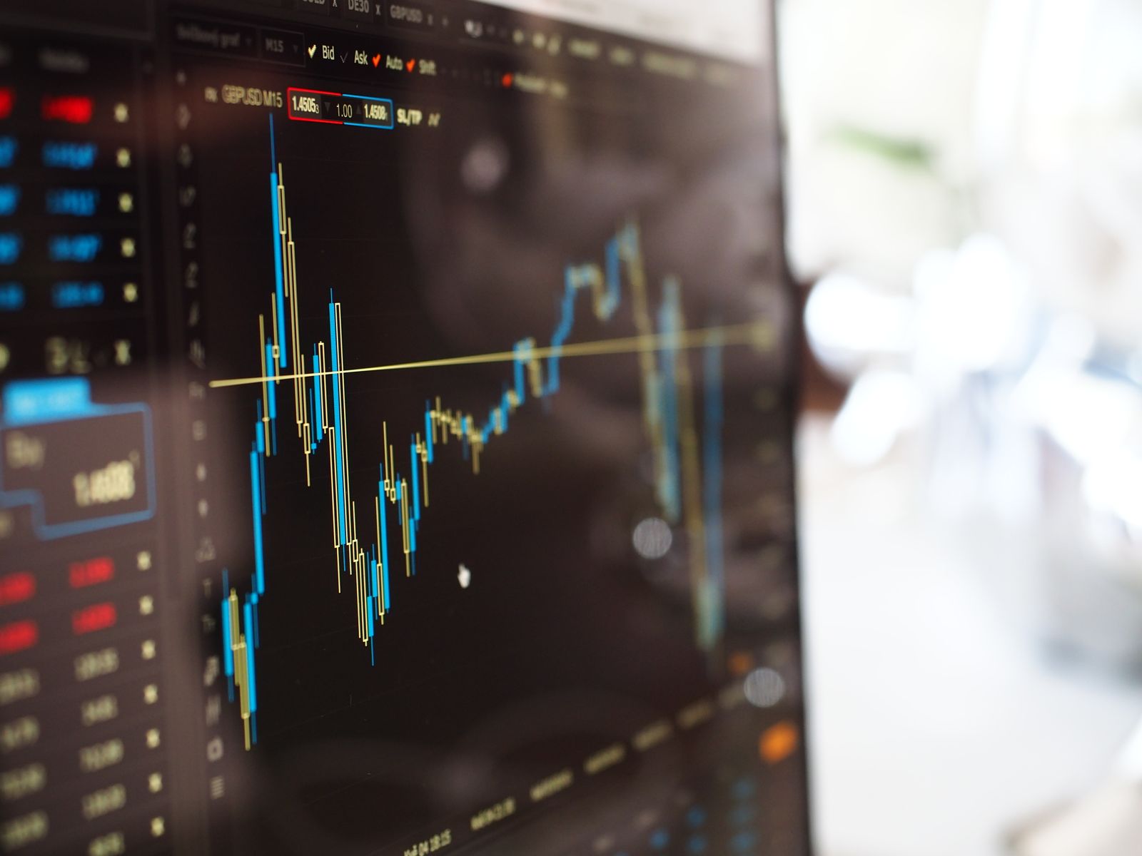 Grafik pasar saham di layar monitor