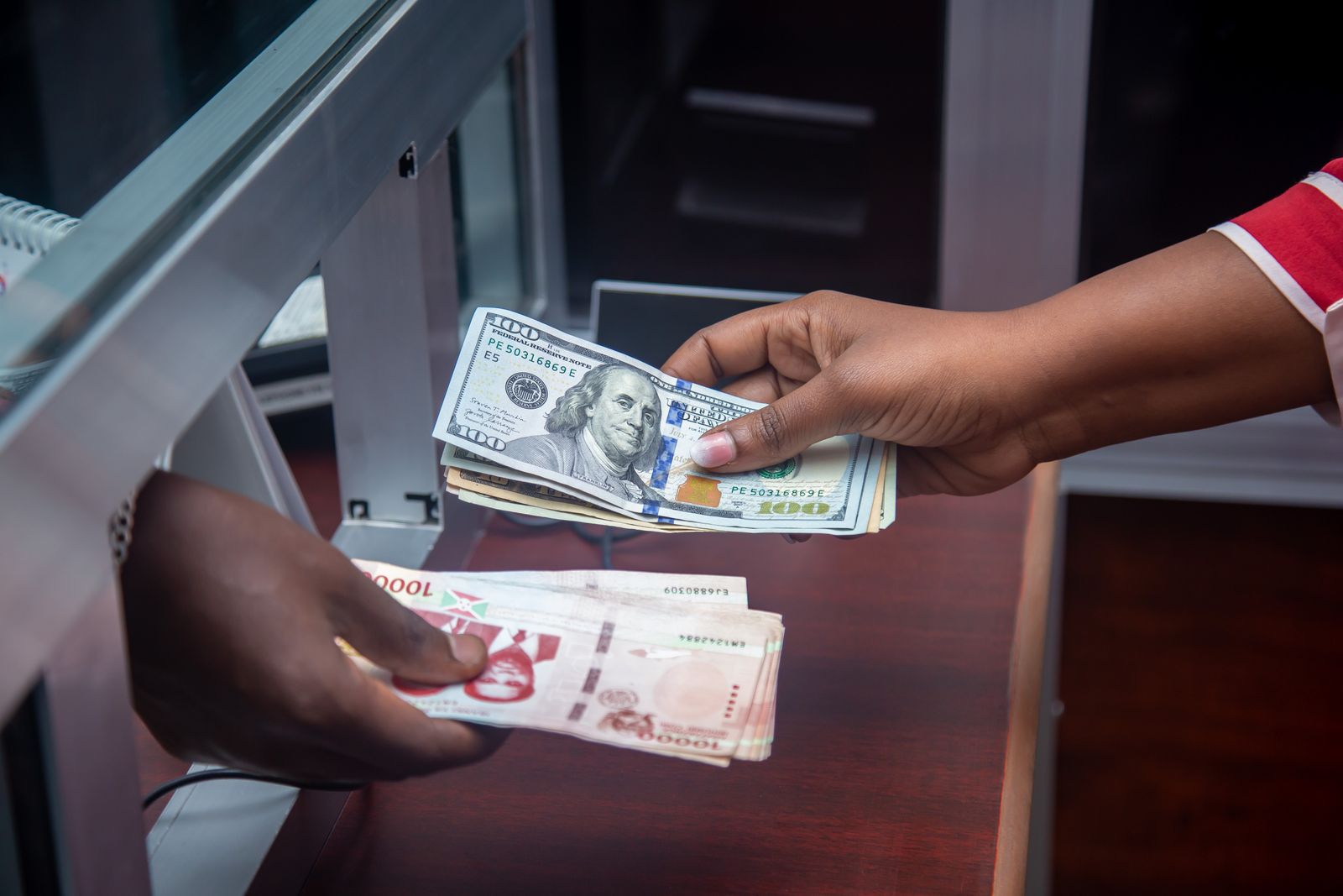 Transaksi keuangan di meja perbankan