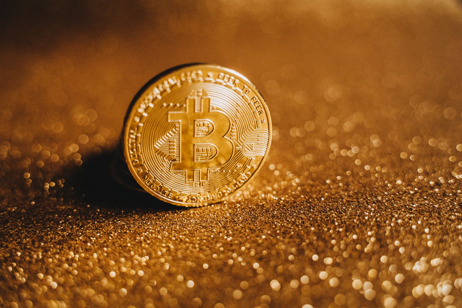 Koin Bitcoin emas dalam jarak dekat