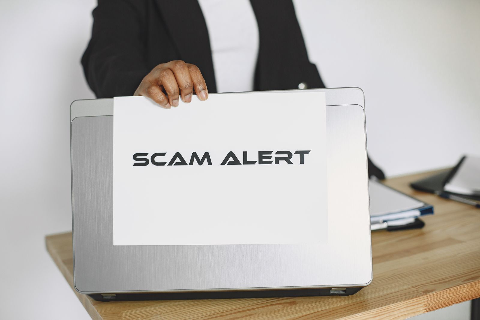 Tulisan peringatan penipuan di latar gelap, ilustrasi phishing dan penipuan daring